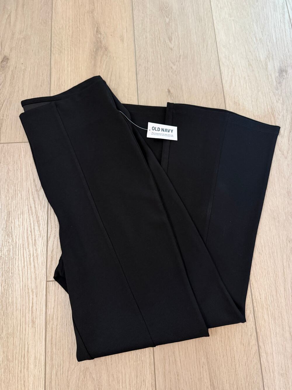 Old Navy Women's Black High Waist Stevie Crop Flare
Sz M